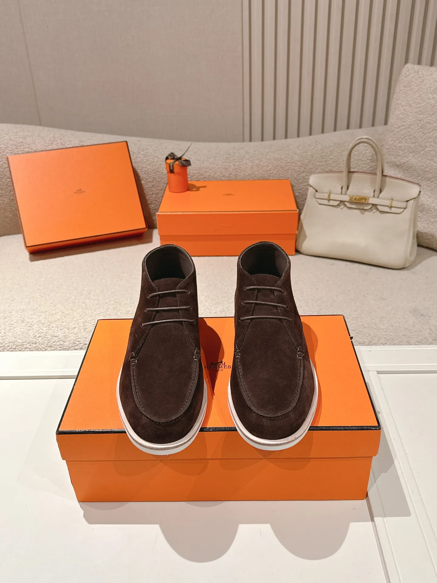 Men's Men's Shoes 660💰 Hermes men's size #26ss calfskin derby shoes, decorated with signature "H Diamant" details for a stylish and casual style. Fabric: Cow suede Lining: Mixed sheep lining Outsole: Genuine leather welt + original TPU Bottom thickness: 3CM Code number: 39-45 (customized at 46.47)